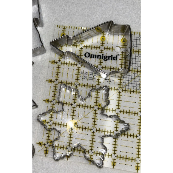 Lot of 14 Metal Cookie Cutters Various Shapes And Seasonal Designs - Picture 5 of 7